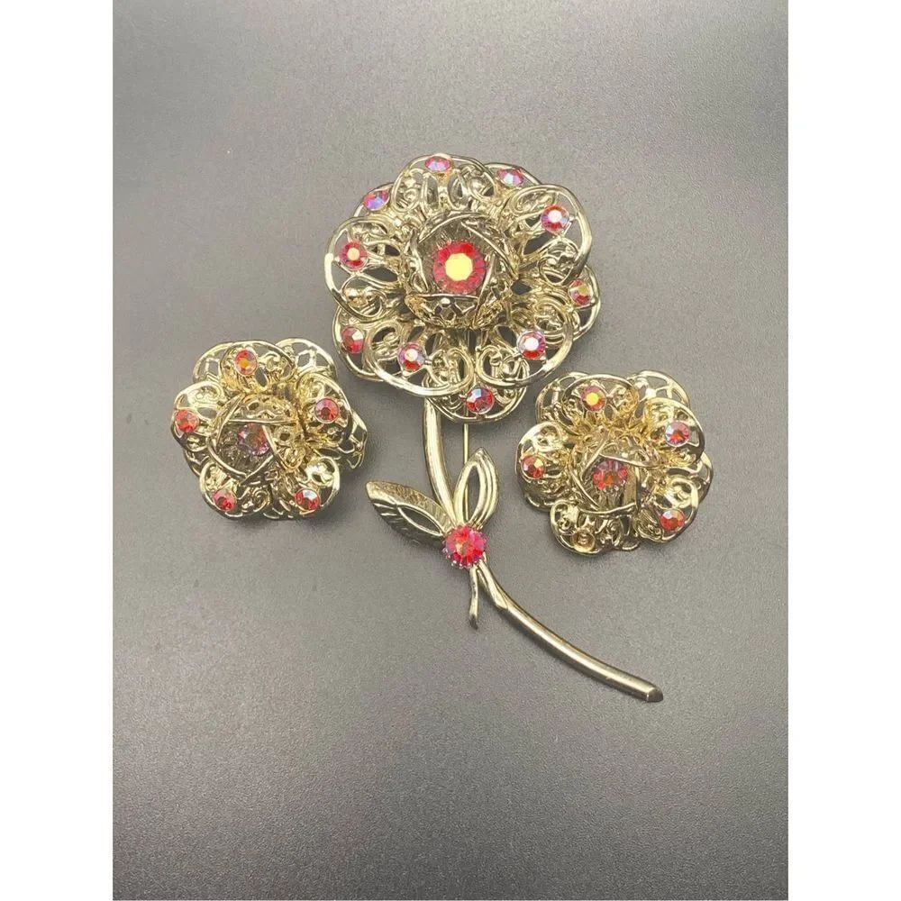 Sarah Coventry Gold tone Flower Brooch red rhinestones matching clip earrings